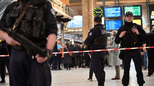 Французские полицейские на Северном вокзале в Париже, где мужчина напал с ножом на прохожих. 11 января 2023