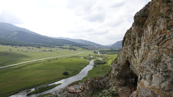 Усть-Канская пещера и вид на село Усть-Кан