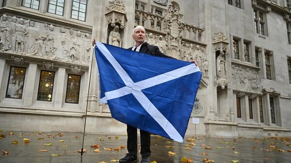 Сторонник независимости Шотландии митингует возле Верховного суда в Лондоне