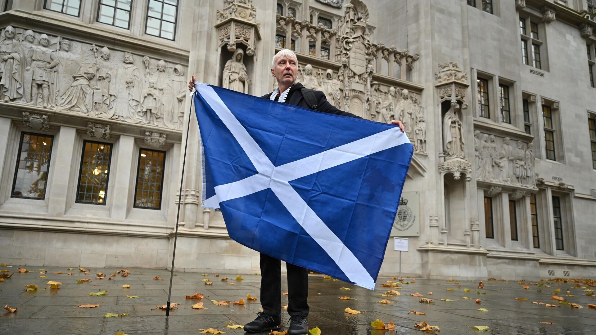 Сторонник независимости Шотландии митингует возле Верховного суда в Лондоне - РИА Новости, 1920, 02.05.2023