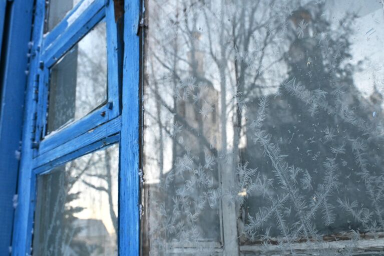 Отражение церкви в окне жилого дома в городе Тара Омской области