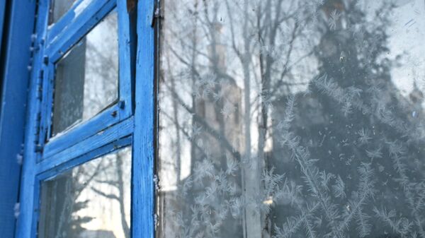 Отражение церкви в окне жилого дома в городе Тара Омской области