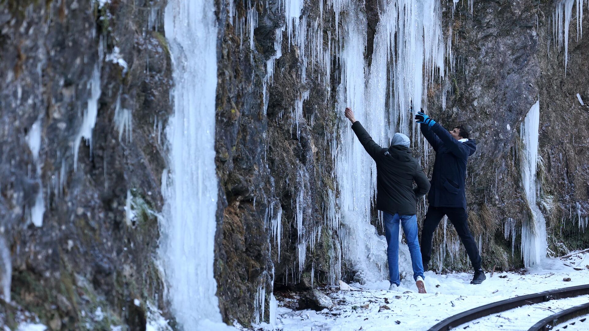 Туристы на узкоколейной железной дороге в Гуамском ущелье, замерзшем из-за сильных морозов - РИА Новости, 1920, 22.03.2023