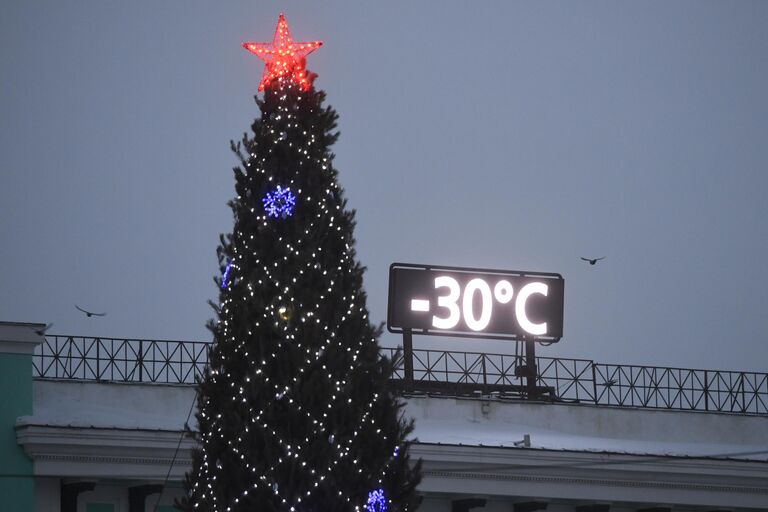 Термометр на здании железнодорожного вокзала Новосибирск-Главный