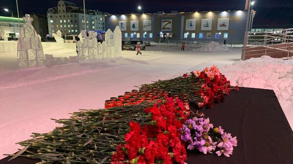 Жители столицы Ненецкого округа приносят цветы и свечи к стихийному мемориалу в память о погибших на борту самолета Ан-2