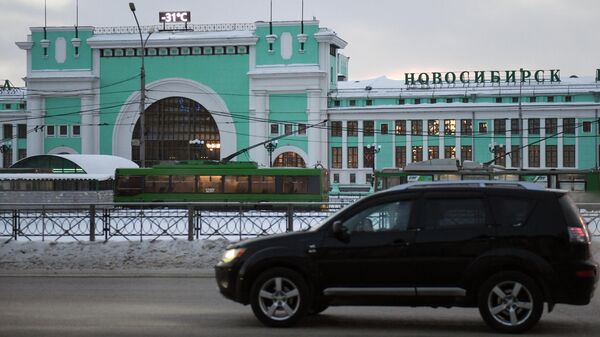 Автомобиль проезжает мимо железнодорожного вокзала Новосибирск-Главный
