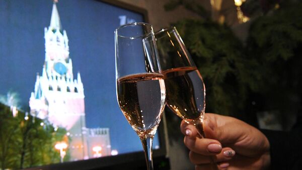 Бокалы с шампанским на праздновании Нового года в Москве