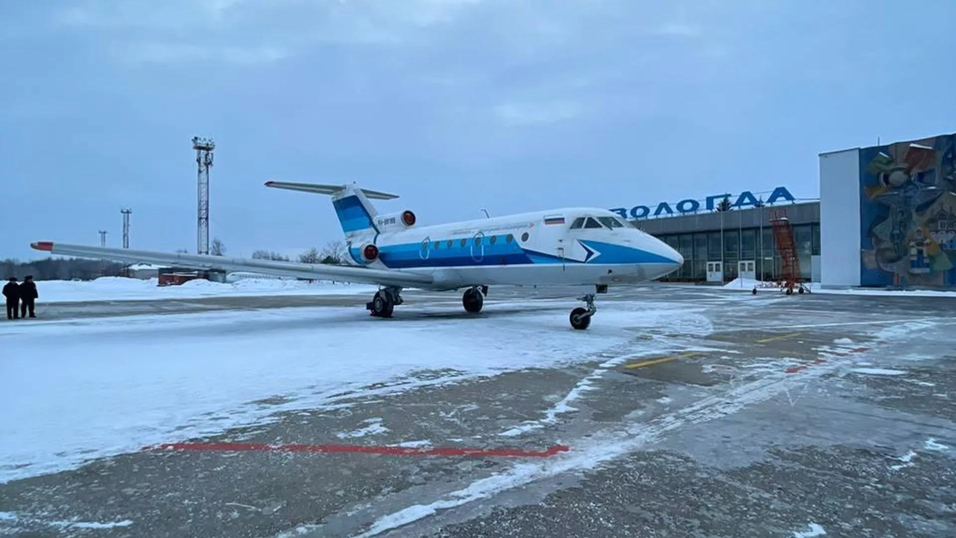 Самолет Як-40 АО Вологодское авиационное предприятие после вынужденной посадки в аэропорту Вологда Самолет Як-40 АО Вологодское авиационное предприятие после вынужденной посадки в аэропорту Вологда - РИА Новости, 1920, 11.01.2023