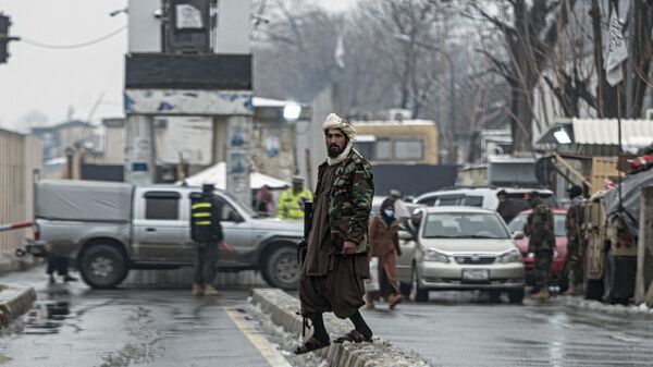 Ситуация на месте подрыва террориста-смертника около министерства иностранных дел Афганистана на площади Занбак в Кабуле