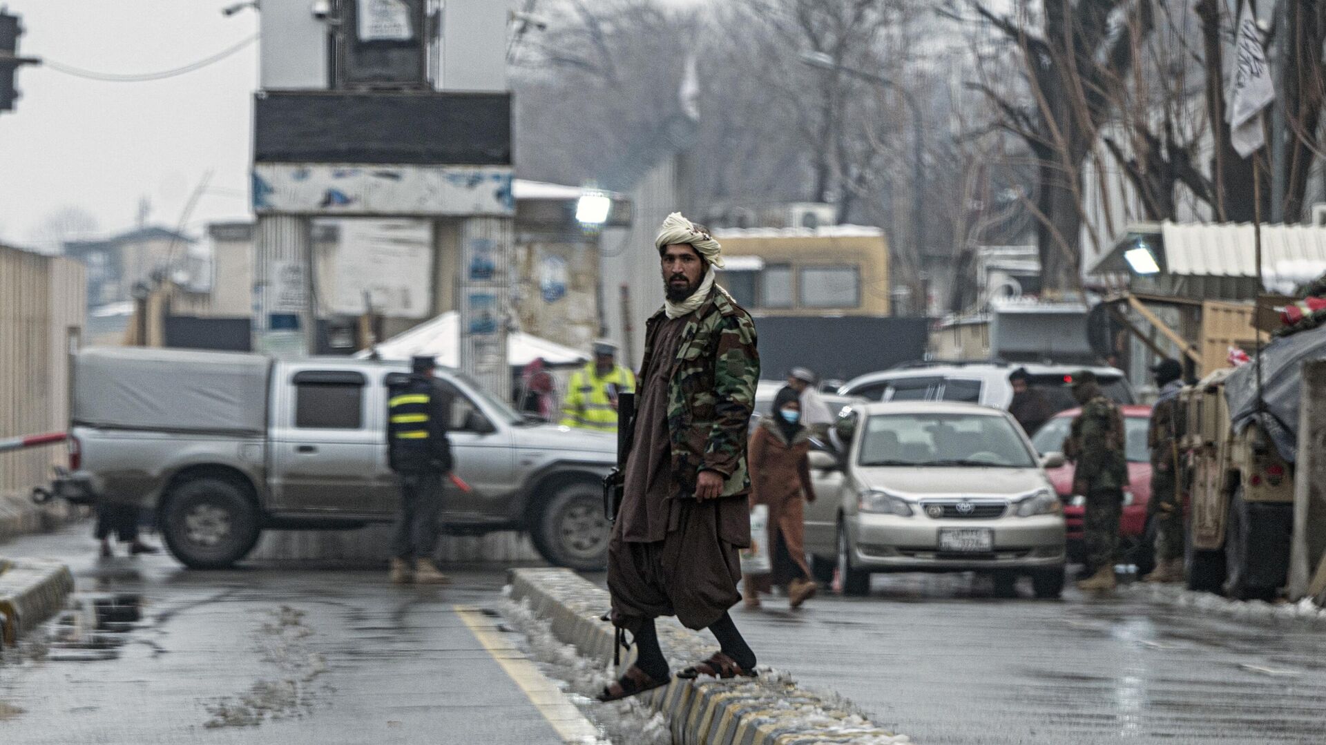 Ситуация на месте подрыва террориста-смертника около министерства иностранных дел Афганистана на площади Занбак в Кабуле - РИА Новости, 1920, 11.01.2023