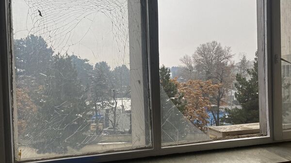 Последствия взрыва возле министерства иностранных дел Афганистана на площади Занбак в Кабуле