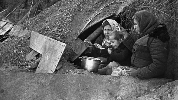 Оставшиеся без крова жители Сталинграда у входа в землянку, приспособленную под жилье, 1943 год.