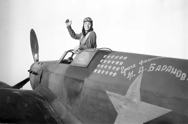 Советский лётчик-истребитель, Герой Советского Союза Михаил Баранов у своей боевой машины
