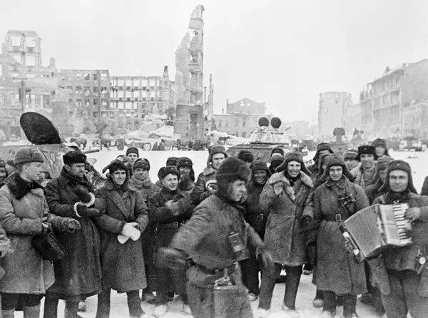 В освобожденном городе. Сталинград, февраль 1943 года.
