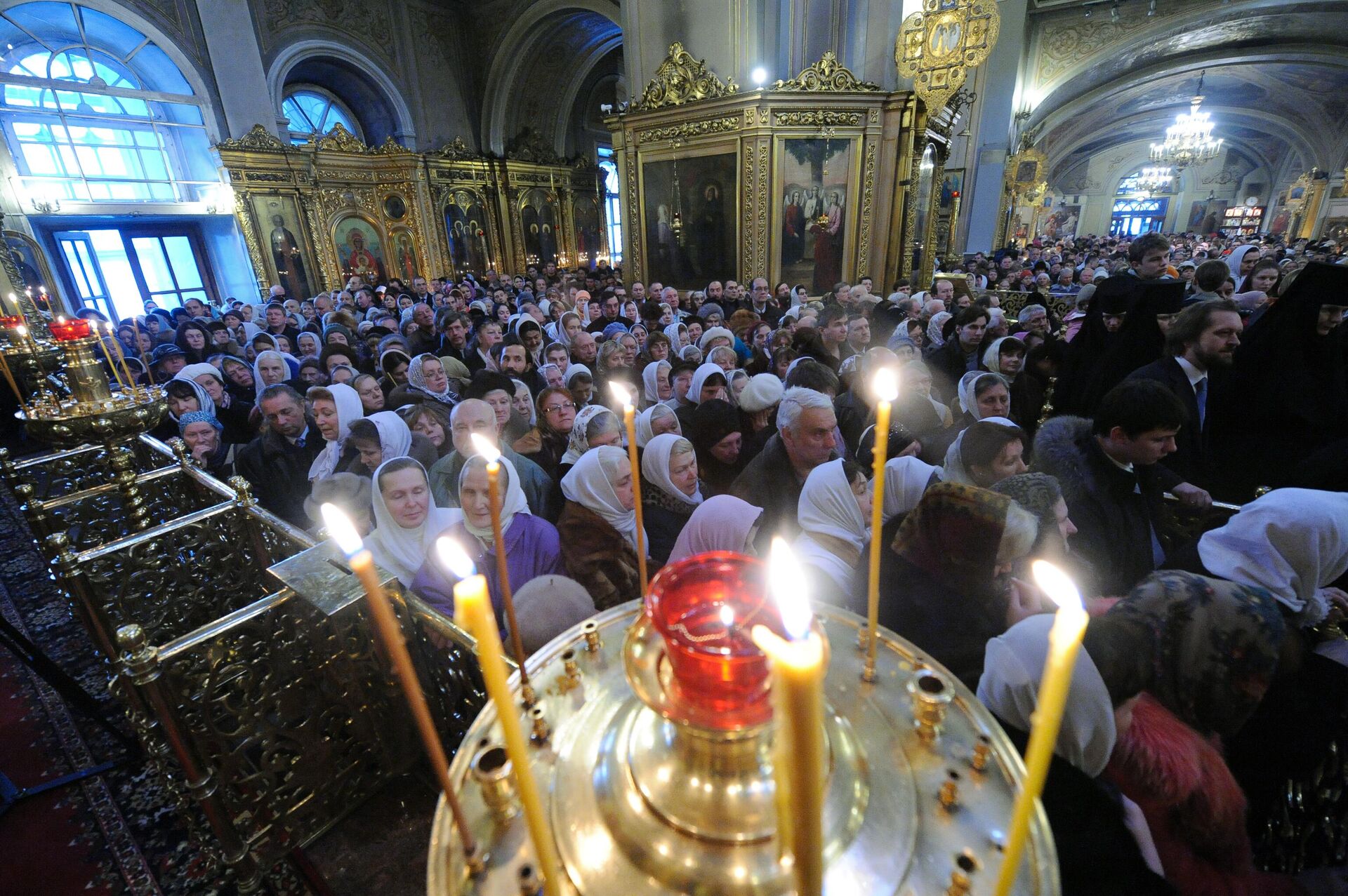 Верующие во время Божественной литургии в праздник Крещения Господня в Богоявленском кафедральном соборе - РИА Новости, 1920, 11.01.2023