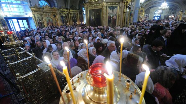 Верующие во время Божественной литургии в праздник Крещения Господня в Богоявленском кафедральном соборе. Архивное фото