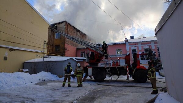 Сотрудники МЧС во время ликвидации пожара в квартире многоквартирного жилого дома в Самаре