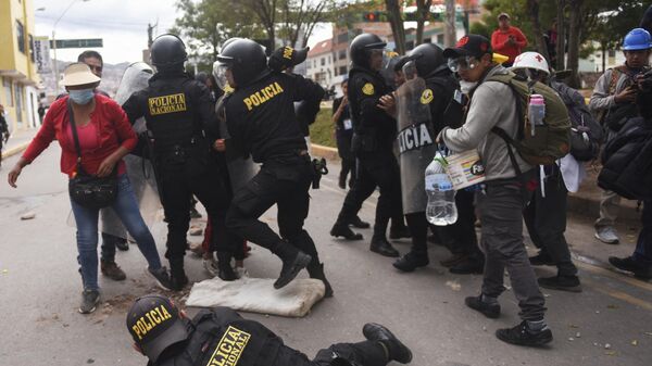 Столкновения демонстрантов с полицией во время акции протеста в городе Куско, Перу