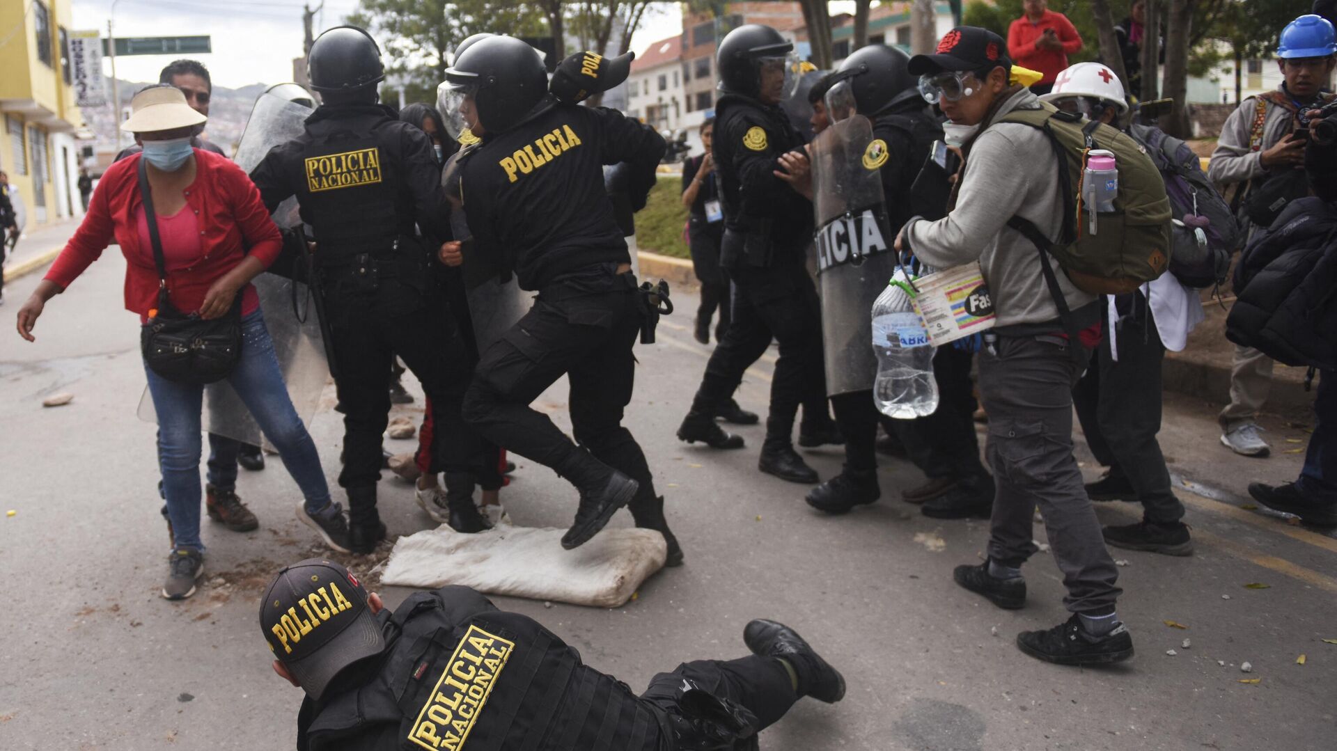 Столкновения демонстрантов с полицией во время акции протеста в городе Куско, Перу - РИА Новости, 1920, 12.01.2023