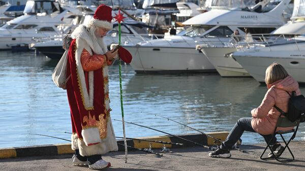 Мужчина в костюме Деда Мороза на пирсе в Сочи