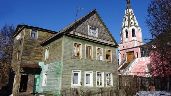 Собор Георгия Победоносца за верхом (1701 г.) среди жилого сектора Собор Георгия Победоносца за верхом (1701 г.) среди жилого сектора