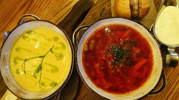 Ресторан ГастрономЪ, борщ и сырный суп Ресторан ГастрономЪ, борщ и сырный суп