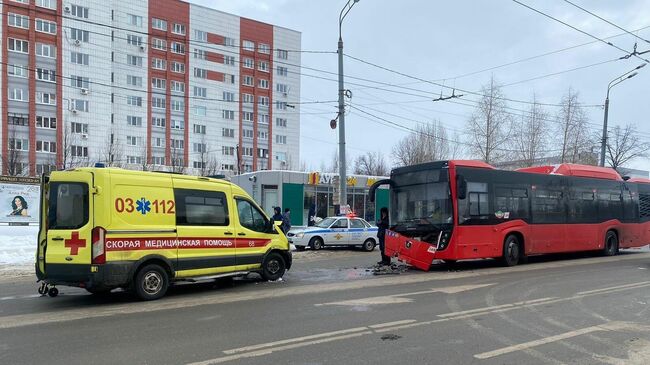 ДТП с участием скорой медицинской помощи и пассажирского автобуса в Казани