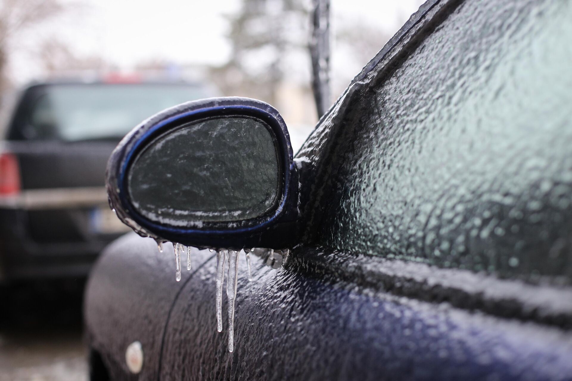 Почему замерзает стекло внутри автомобиля: и что делать — Разное