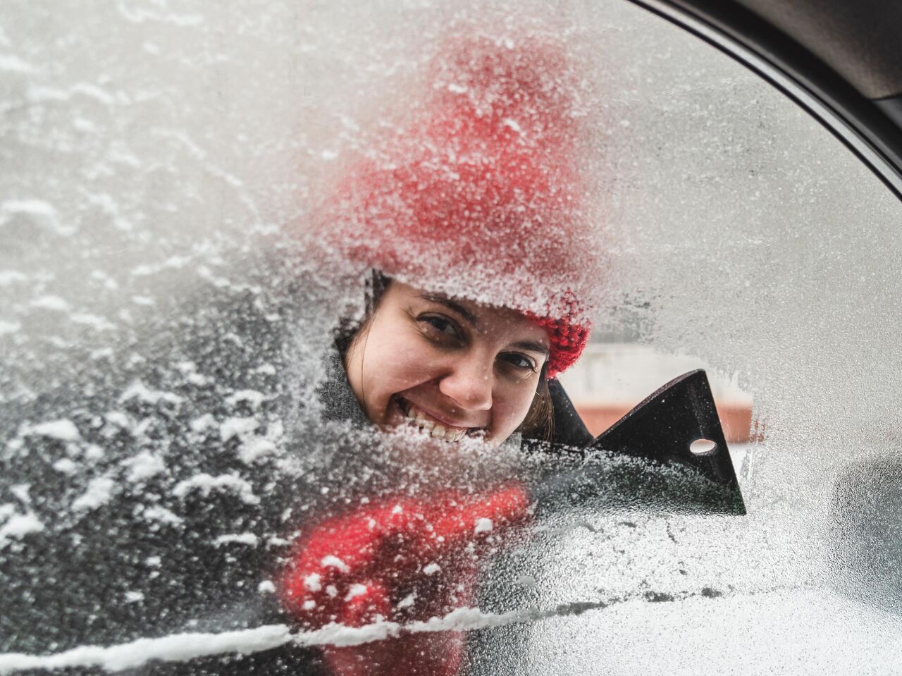 Почему замерзают окна внутри машины зимой