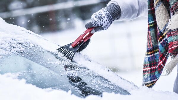 Уборка снега с лобового стекла в автомобиле