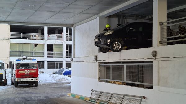 Автомобиль пробил ограждение на втором этаже девятиэтажного паркинга на юго-востоке Москвы