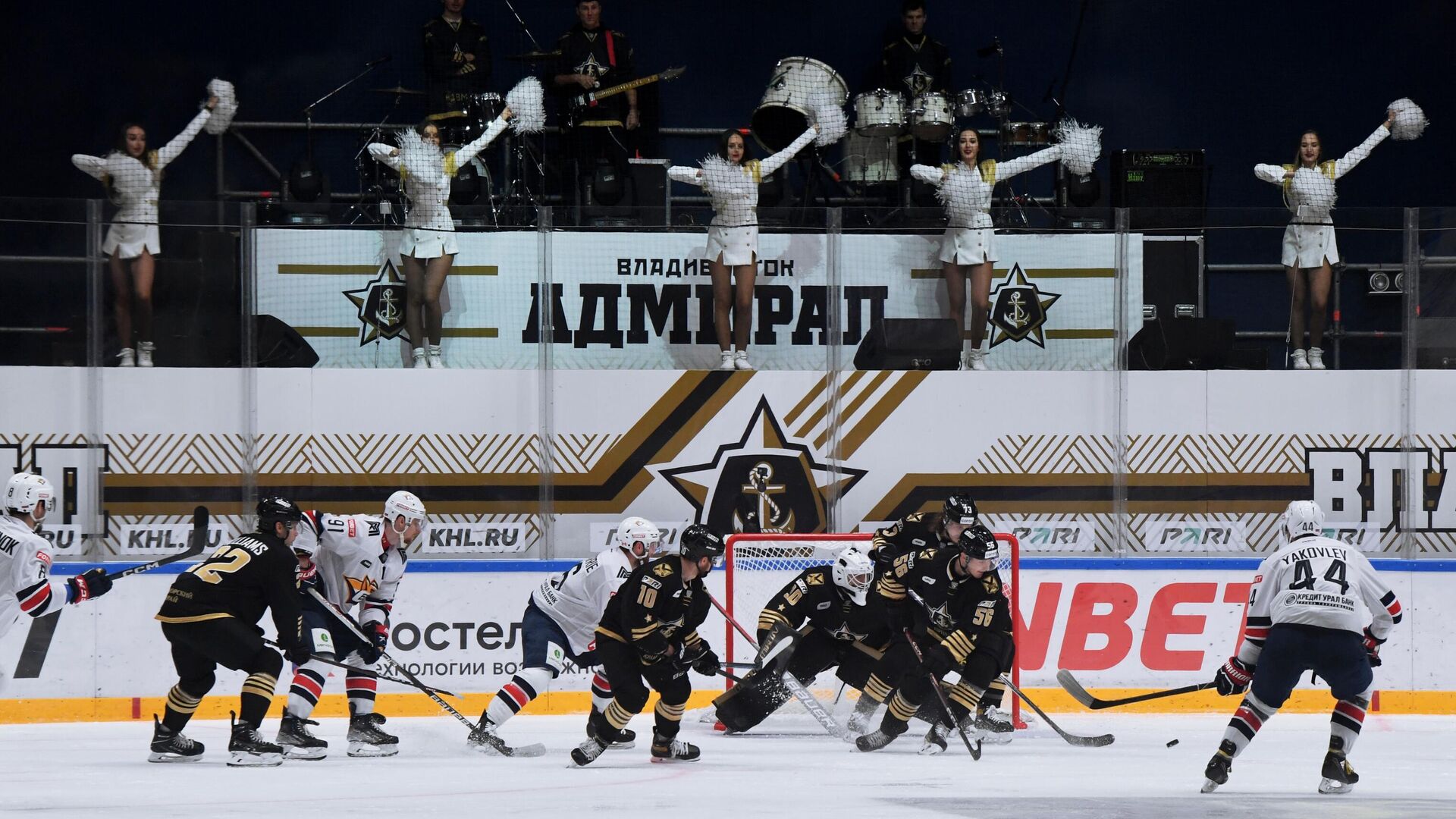 Игровой момент в матче регулярного чемпионата Континентальной хоккейной лиги сезона 2022/2023 между ХК Адмирал (Владивосток) и ХК Металлург - РИА Новости, 1920, 12.01.2023