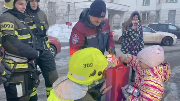 Московские пожарные исполнили новогоднее желание девятилетней Виктории из многодетной семьи. Кадр из видео