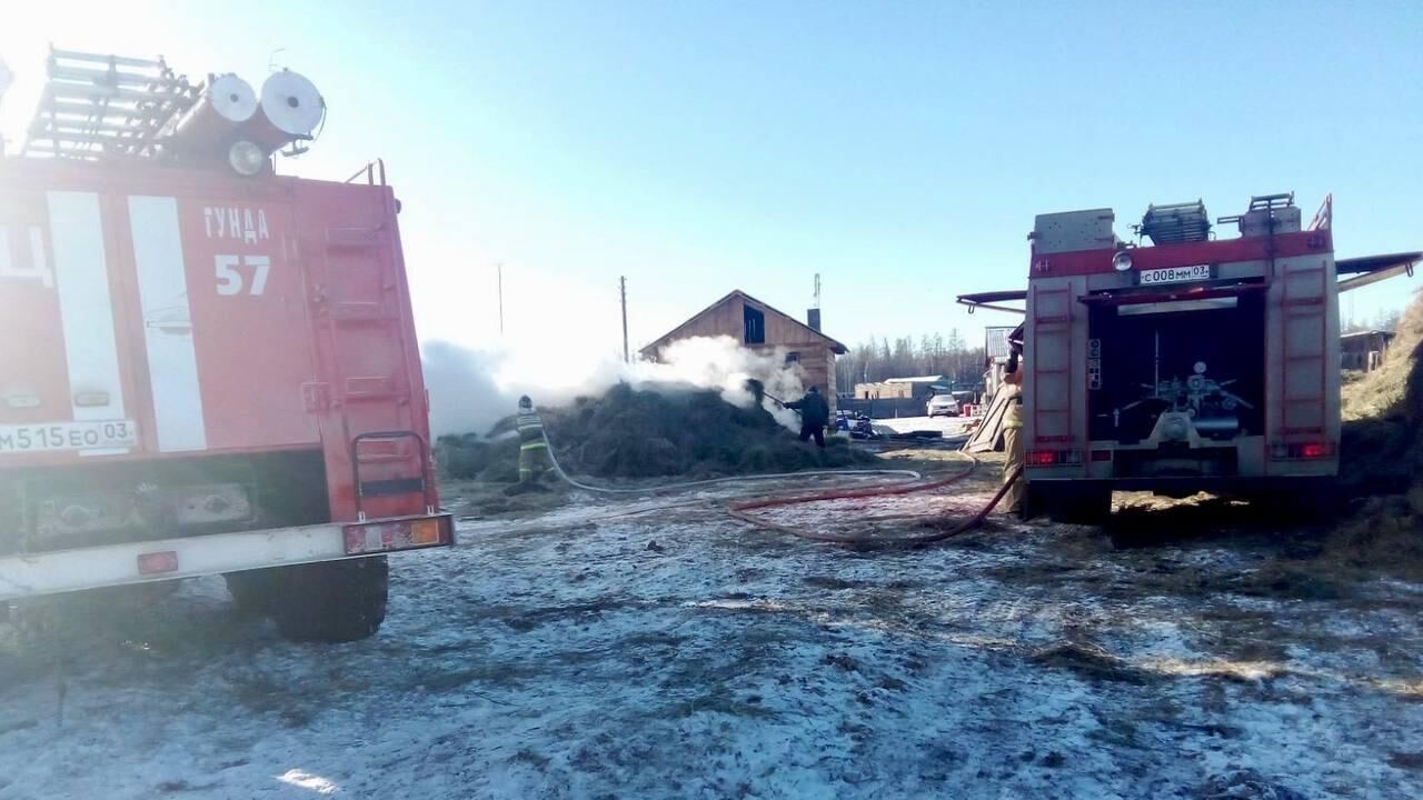 Сотрудники противопожарной службы Бурятии во время ликвидации пожара во дворе частного дома в поселке Озерный - РИА Новости, 1920, 13.01.2023