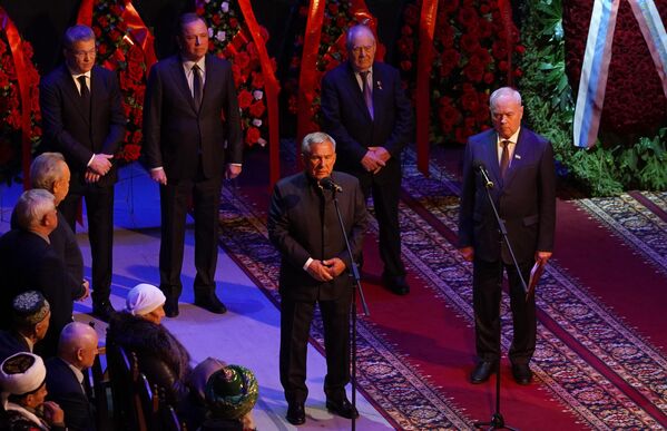 Президент Республики Татарстан Рустам Минниханов выступает на церемонии прощания с первым президентом Башкортостана Муртазой Рахимовым в Уфе
