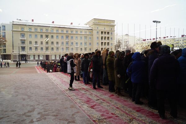 Люди стоят в очереди на церемонии прощания с первым президентом Башкортостана Муртазой Рахимовым в Государственном концертном зале Башкортостан в Уфе