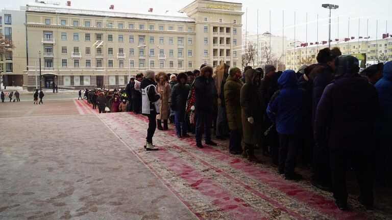Люди стоят в очереди на церемонии прощания с первым президентом Башкортостана Муртазой Рахимовым в Государственном концертном зале Башкортостан в Уфе