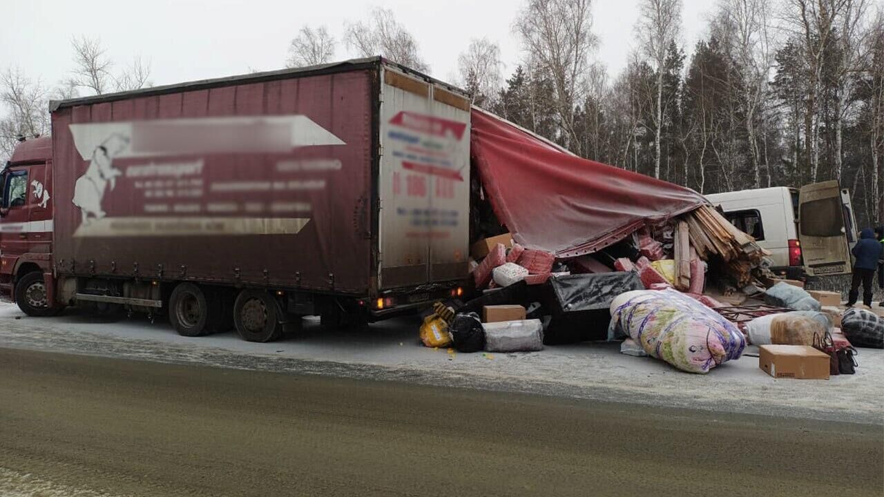 На месте ДТП с участием грузовика и микроавтобуса в Пензенской области - РИА Новости, 1920, 13.01.2023