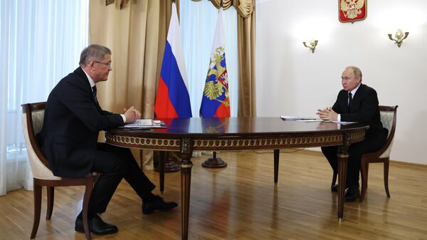  Президент РФ Владимир Путин и глава Республики Башкортостан Радий Хабиров (слева) во время встречи в Уфе