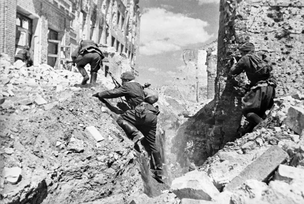 Оборона Сталинграда (17 июля 1942 г. - 2 февраля 1943 г.). Бой на одной из улиц города.