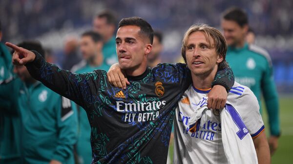 Игроки Реала Лука Модрич и Лукас Васкес радуются победе в турнире Лиги чемпионов по футболу сезона 2021/22.