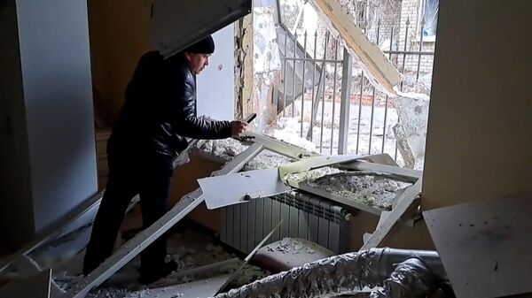 Здание аптеки в Киевском районе Донецка после обстрела