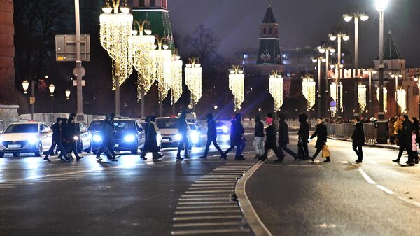 Пешеходы переходят улицу по наземному переходу в Москве
