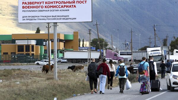 Люди возле КПП Верхний Ларс на границе России и Грузии