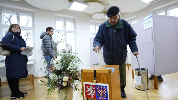 Голосование на избирательном участке в Пругонице во время первого тура президентских выборов в Чехии