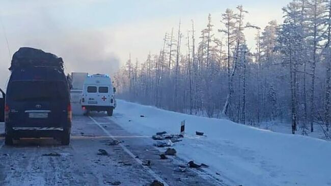 На месте ДТП с участием большегруза и микроавтобуса в Якутии