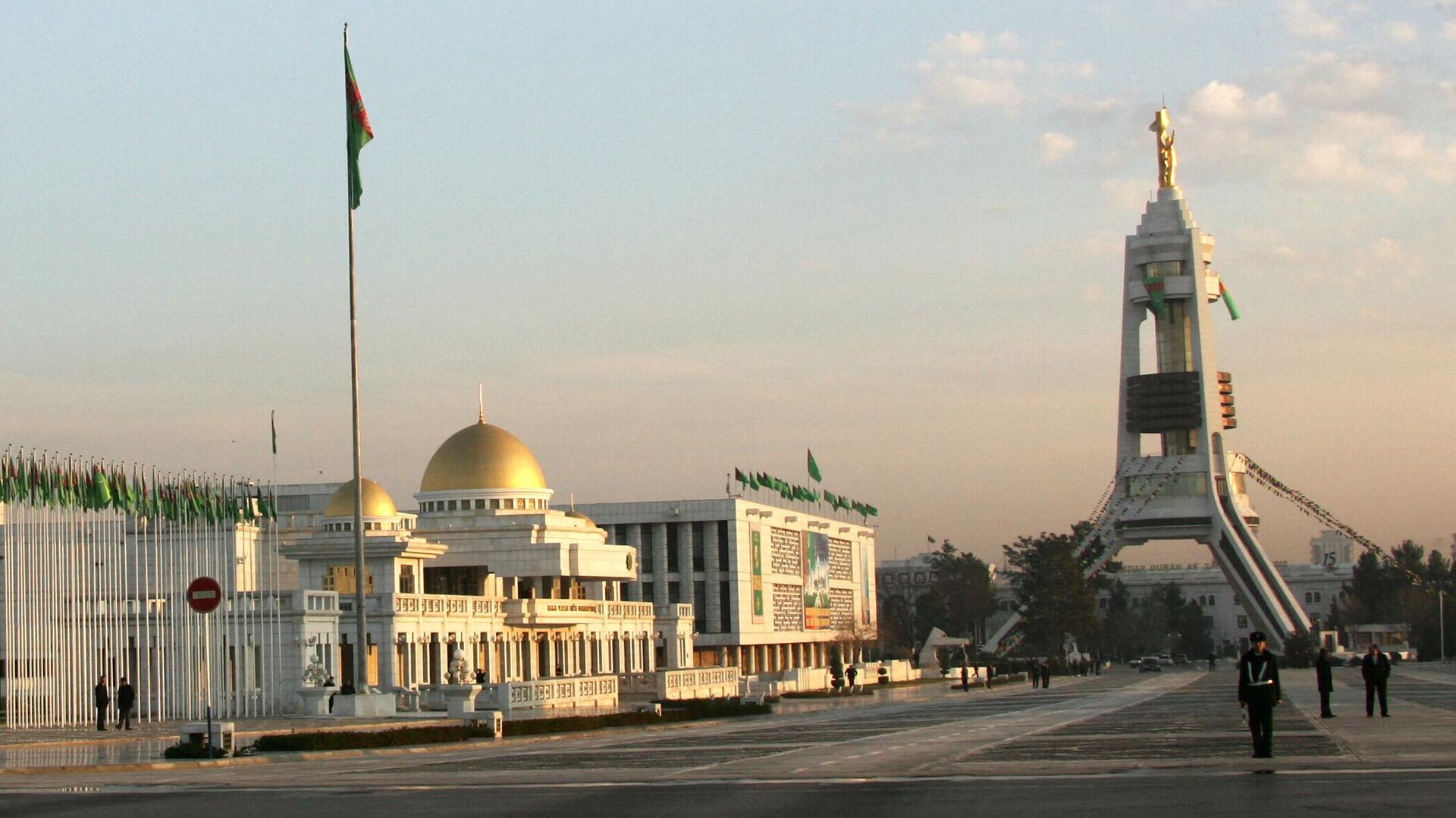 Флаги Туркмении возле президентского дворца в Ашхабаде - РИА Новости, 1920, 14.01.2023