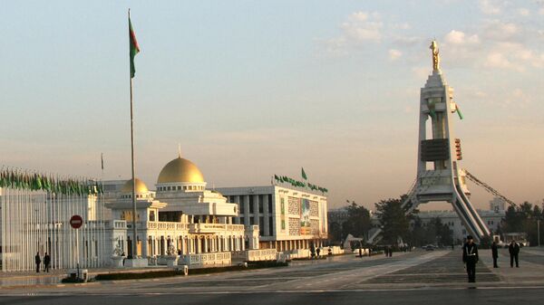 Флаги Туркмении возле президентского дворца в Ашхабаде