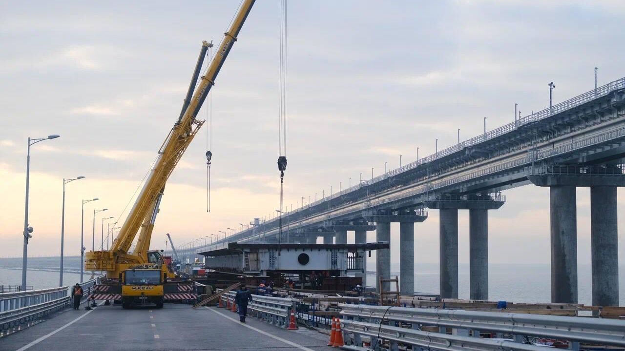 На Крымском мосту завершена надвижка второго пролета по левой стороне автомобильной части - РИА Новости, 1920, 14.01.2023