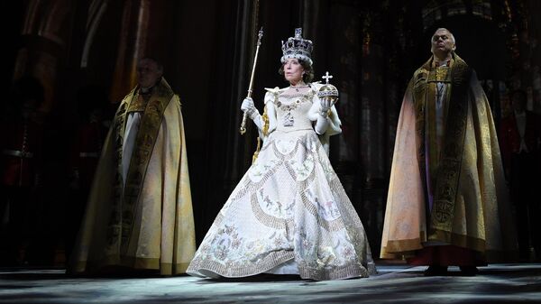 Актриса Инна Чурикова в роли Королевы Елизаветы II в сцене из спектакля Аудиенция